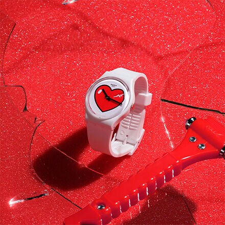 Белые часы с красным сердцем — День Святого Валентина